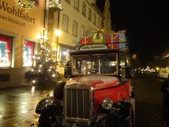 ゲーテ・ウォルファルトの前のクリスマスプレゼントを積んだ赤い車。うっすら雪が・・・。