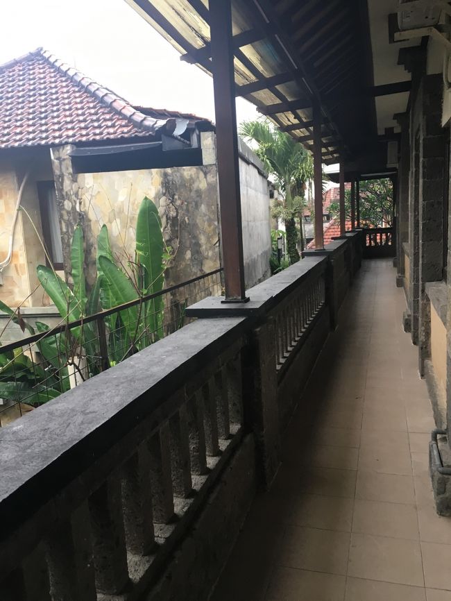 バリ最終日<br />今朝はホテル２階のレストランで朝食をとることに。<br />部屋に持ってきてもらう場合は別途20000ルピア　（200円弱）<br />初日は部屋にしたので、今日はレストランに行ってみました<br />3泊ってあっという間・・・