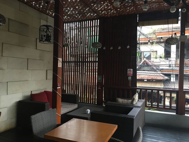 外が見えるところに座ろう