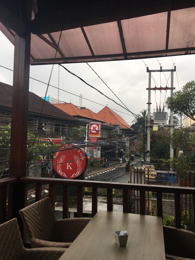 手前のK：カキアンベーカリー<br />奥のK：サークルK