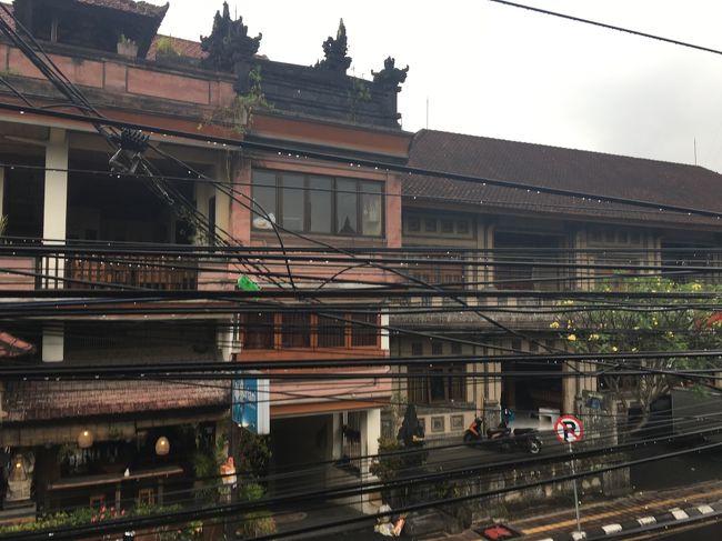 結構雨降ってる～～<br /><br />ホテルの向かいはクリーニング屋さんとかエステ、ご飯屋さんなど<br />色々ありました。便利な場所。