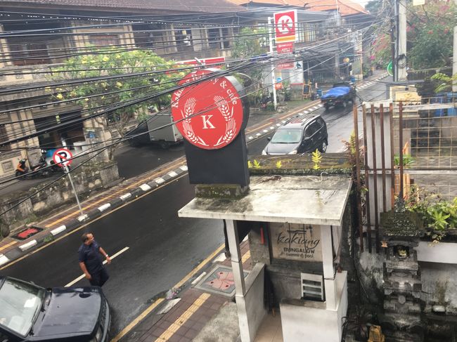 カキアンベーカリーのサインの下の小部屋には<br />だいたい駐車場係の人がいて挨拶してくれました＾＾<br />道路の向こう側に渡るときも車を止めてもらったり<br />何かと助けていただきました！