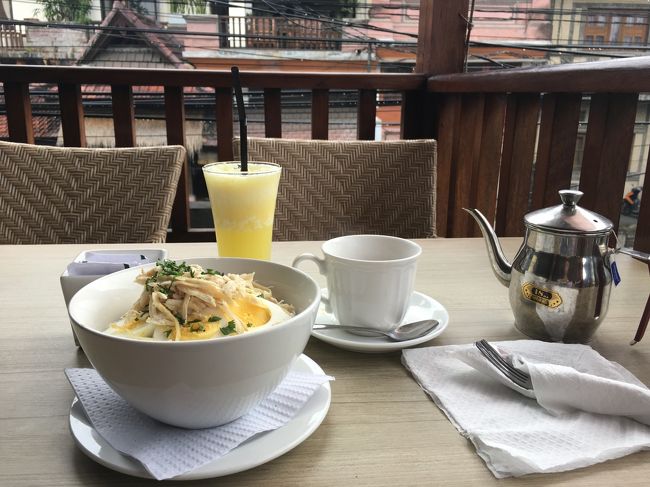 鳥のお粥、パイナップルジュース、コーヒー