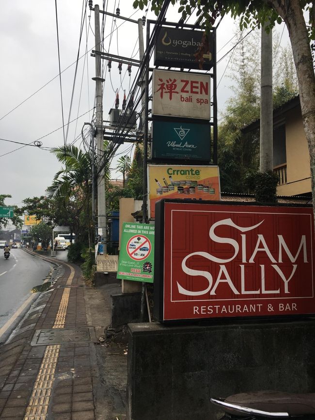 ホテルを出て右へ。<br />そのまま道沿いに北上します。