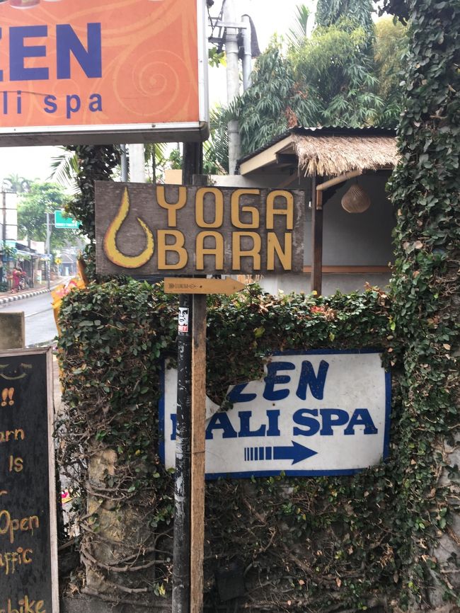 あった～<br />このサインに従って右へ入っていきます