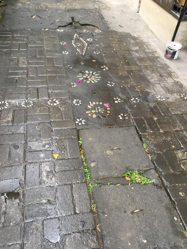 かわいくペイントされてる道