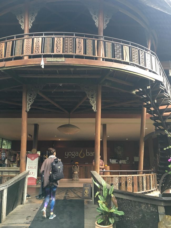 ネットでよく見てたところだー！<br />受付ぽいのでとりあえず入ってみます。<br /><br />で、スケジュールの紙をもらって・・<br /><br />11:30~ Gentle yoga <br />これを受けることにしました～<br />特に予約しなくても大丈夫でした。