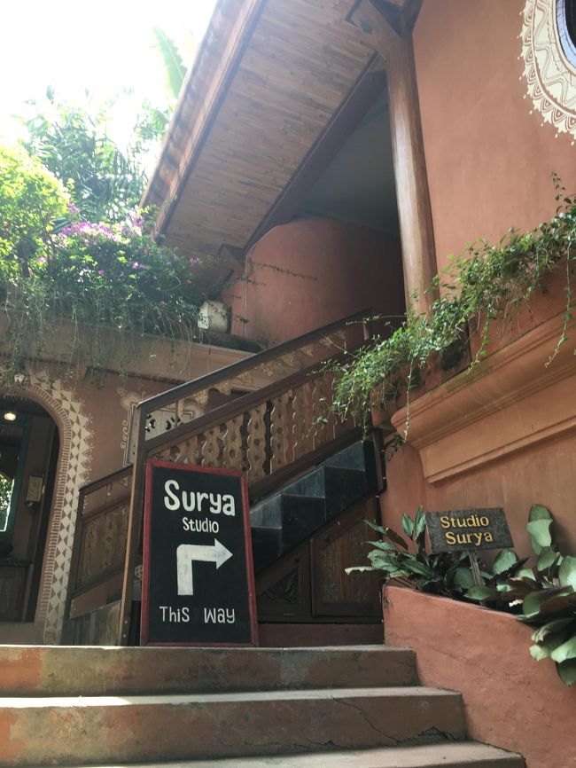 Surya　というスタジオでのレッスンでした。<br /><br />中は写真撮ってないけどとっても広くて体育館みたいだった。<br />大きな窓からは南国の木々が見え<br />天井にはトッケイ（バリのやもり？）がたくさん<br />虫は苦手だけど爬虫類は大丈夫・・<br /><br /><br />ヨガしてる途中、なぜか急に涙が出てしまって、しばらく止まらなかった・・・<br />こんなこと初めてだったので自分でもびっくり・・・<br /><br />幸せと感謝の気持ちが涙になってあふれたような、<br />同時にこれまでの悲しいことは流れていったような、<br /><br />後から思えばこんな感情だったのかな・・<br />不思議な体験でした。<br /><br />もっと長期でヨガ三昧のバリ滞在したいな～～～～～<br />ここYogabarnには宿泊できるところもあるみたい。