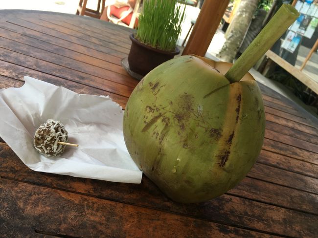 ココナツウォーターと体によさそうなチョコボールをオーダー<br />ココナツを選んでカウンターに持っていくと、スタッフさんが穴をあけてストローをぶっ刺してくれます<br />けっこう、量が入っててずっしり<br /><br />こういうヘルシーなものに凝っていた時期もあったけど<br />ジャンキーなものも好きなので（特に旅行で食べ過ぎる）<br />ヨガしててもなかなか改善されない食生活・・