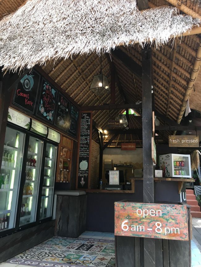 敷地内の広場にあったカフェ<br />色々売っていたので覗いてみます