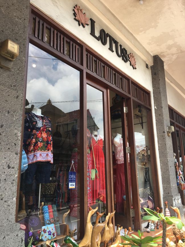 そろそろランチ・・・<br />Yogabarnを出て、ハノマン通りを北に向かいます<br />途中、気になっていた洋服屋さんLOTUSに寄り道<br /><br />ここ、すごくかわいかった～～<br />お店の人も親切で色々お話ししてくれました。<br />バリの人は、仕事よりお祈りとか信仰の方を大切にしていて<br />セレモニーとか家族との時間の優先順位が高いそうです。<br />日本だと仕事を理由に他のことを後回しにしがちだけど<br />少し見直してみたくなりました。<br />自分にとって本当に大切なものとは・・？