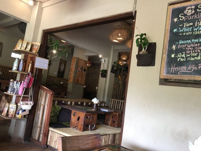 さてさて競歩に近い勢いで到着<br />ランチにします<br /><br />Atman Nourish Kafe<br /><br />お店の入り口にはスナックや小物、洋服など<br />いろんなものが売っていました