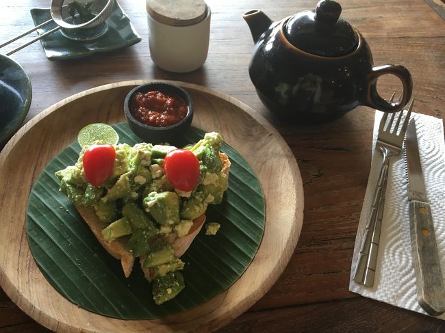 アボカド＆フェタチーズトースト<br />ミントティー<br /><br />日本人はみんなこのアボカドトースト頼むよって<br />店員さんに笑いながら言われてしまいました<br />みんな同じガイドブック見てるのでしょう（私も）<br /><br />そして急いで食べて次の予定へ<br />畑見ながらもっとゆっくりしたかった～～～