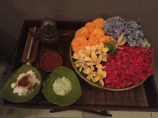 いよいよスパの始まりです<br />マニスクレポンコース<br />【 メニュー内容 】<br />●ダラ・フット・リチュアル<br />●ココナツとパームシュガーのボディ・スクラブ<br />●パンダン・リーフ・ボディ・マスク<br />●バリニーズ・マッサージ<br />●バリニーズ・セブン・フラワーズ・バス 