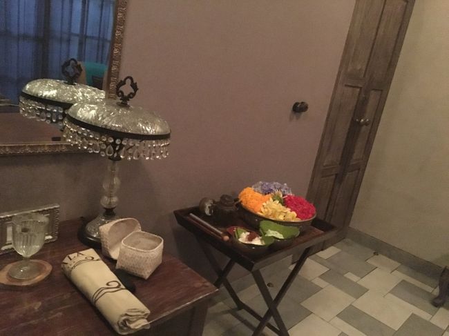 施術室はさっきの受付の建物の下<br />地下っぽいけど坂になっているみたいで窓もあって外も見えました