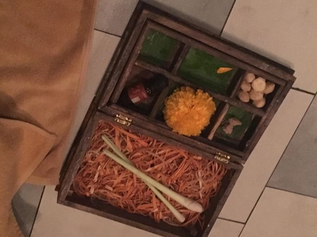 フットバスからスタート。<br />使う花とかを丁寧に説明してくれます<br /><br />ボディマスクのときひんやりしたクリームを塗るので<br />結構冷えてしまった・・<br />でも気持ちよかった～