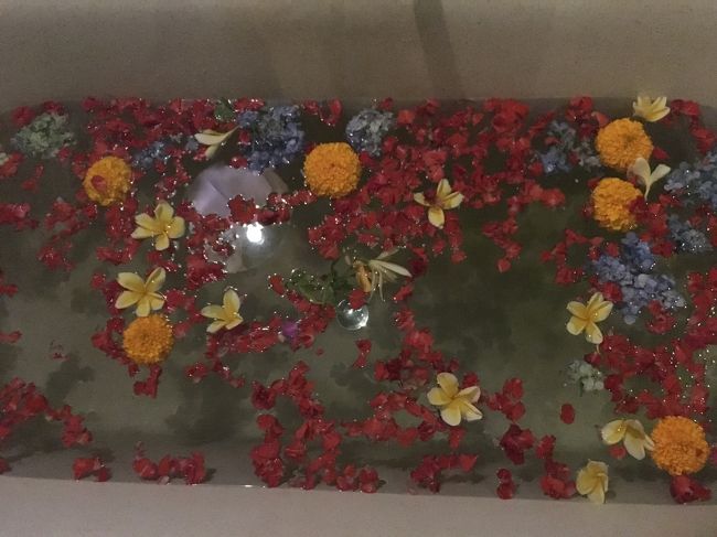 フランジパニ、マリーゴールド、アジサイ（水色）？<br /><br />中でもチューベローズという花がものすごくかぐわしい香りです<br />（この写真だとど真ん中にある黄色くて細長い花）<br /><br />＊フランジパニ＝プルメリア