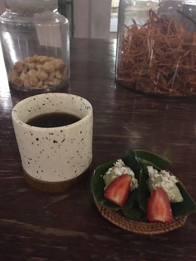 スパの後はロゼラティーとクレポン<br /><br />クレポンとは・・餅みたいなお菓子で中に蜜？が<br />入ってて甘くてとっても美味しかった～<br />和菓子みたい