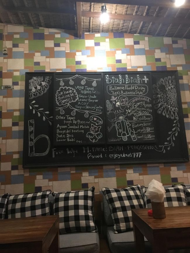 ソファ席もあります<br />これ近所にあったら通いたいお店<br />小皿料理が充実してます