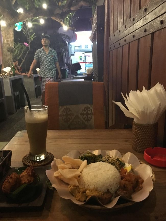ハノマン通りが見える席<br /><br />ナシチャンプルとバリのコロッケみたいな料理<br />パイナップルジュース