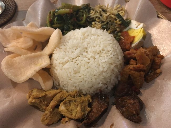 ナシチャンプルはお店によって色々なおかずが入ってて<br />何度食べても飽きない！！<br /><br />あ～～　もうこれを食べ終わったらホテルに戻って<br />空港へ行く時間・・