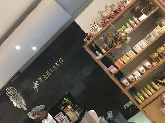 ホテルのフロント横にブラッドワンギ石けんや<br />アンジェロストアのココナツオイルとか売ってました<br /><br />インドネシアルピアが１０００円分くらい余っていたので<br />石けんをいくつか買いました