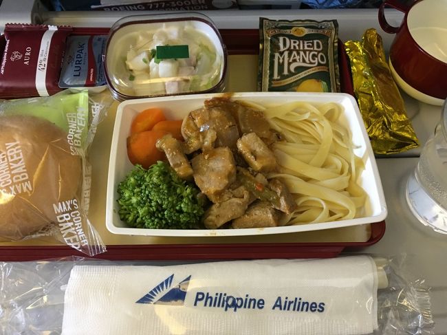 空港までの送迎のスタッフさんはバリではすごく有名な方とのことでした！<br />家系的に特別なパワーを持っているそうで占いやお祈り？をしたり、ヨガの先生をしたり、バリエステの学校を経営していたりとにかくすごいらしい<br />日本語もペラペラ！！サヌールの辺りもヨガをするにはいいよ、とか、た～～くさんお話ししてくれました。あっという間に空港着。<br /><br />写真は帰りの機内食