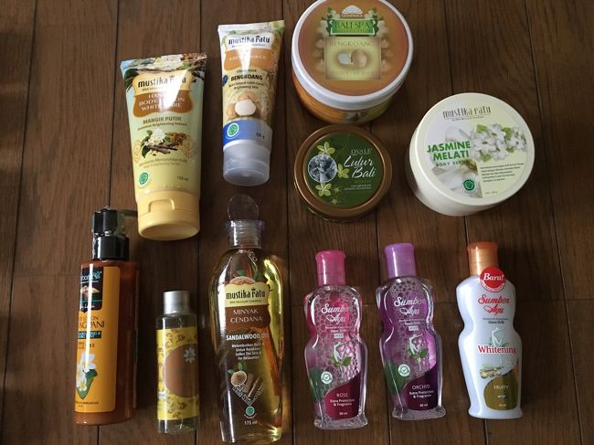 家に帰ってお土産おさらい<br />まずはCOCOスーパー購入品から<br /><br />musutika ratu というブランドがいいとネットでチェックしておいたので<br />迷ったらそれを買ってみました。<br />匂いが優しくていい感じ～　値段もお手頃<br />中でもサンダルウッドオイルが気に入りました。<br /><br />個人的に一番気に入ったのはOVALE Lulur Bali という<br />ボディスクラブ！！まさにバリスパの香り～～<br />真ん中の緑のやつ。これはmusutika ratuではないけどなんとなく買ってみたもの<br />当たりでした！