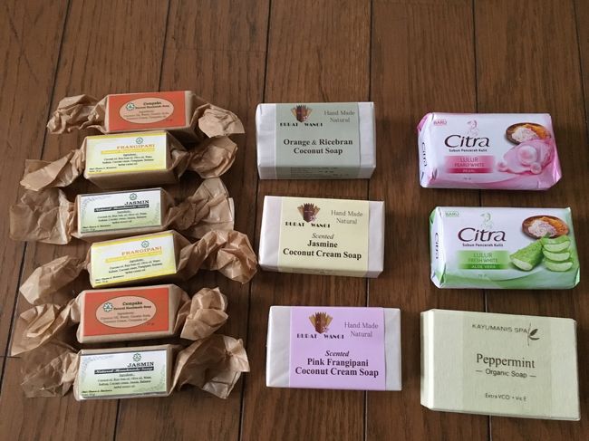 石けん<br /><br />左の列　Angelo store <br />バリの花の香り　けっこう強めのいい香り。小さいサイズなのでお土産にも色々試せるしいい＾＾<br /><br />真ん中　ブラッドワンギ<br />Angelo storeに比べると香りはほんのり　<br />一つ使ってみて洗い上りがよかったので後日楽天で見つけて買ってしまった！！良いです！<br /><br />右の列　Citra <br />ボディークリームで人気のブランドの石けんを発見したので買ってみました<br />ほぼ香りなし～～　ちょっとショック<br />その後日本の100均でも見かけてしまいけっこうショック笑<br />右下のはカユマニススパのお土産でいただいたペパーミント石けん<br />まだ使ってない。夏に使うのが楽しみ＾＾