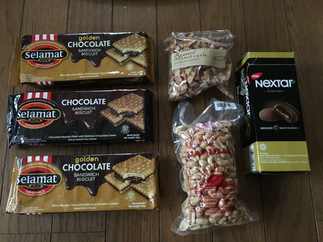 スーパーにはお菓子の種類もたくさんあって<br />迷ったけど事前にネットでおすすめされていたものを中心に購入。<br />クッキーとか、特にバリぽいわけではないけど笑　どれも美味しかったです。<br /><br />ココナツアイス屋さんで買ったココナツフレークも美味しかった！！<br />あとはガーリック味のピーナツも一度食べたら止まらない