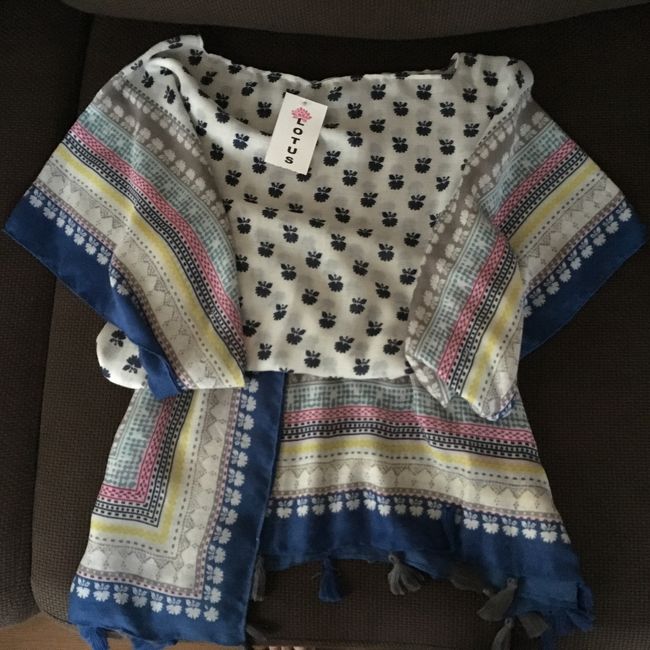 LOTUSで買ったチュニック<br />広げると四角なのでストールとしても使えます<br />薄いし旅行にもよさそう<br />着丈もあるのでヨガ行くときにレギンスの上に着たり<br />フリンジもかわいい～～