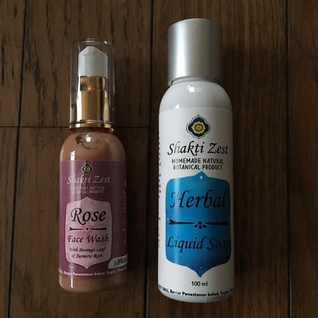 cantika alami <br />クリームバスをしたスパで買ったもの<br /><br />左　ローズのフェイスウォッシュ　<br />右　ハーブのハンドウォッシュ<br /><br />どちらも自然だけど深みのあるものすごくいい香り<br />ローズも、ローズだけじゃなくてモリンガリーフとかターメリックルーツとか色々入ってるみたい<br />本当に気に入りました！！また買いに行きたい～～<br /><br /><br />思い出を振り返りながら書いたらずいぶんと長文になってしまいました。<br />読んでいただきありがとうございました！！
