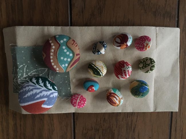 バティックのお店で<br />くるみボタン<br /><br />何に使おうかな～～<br />まだ何も作っていないまま半年経ってしまった・・