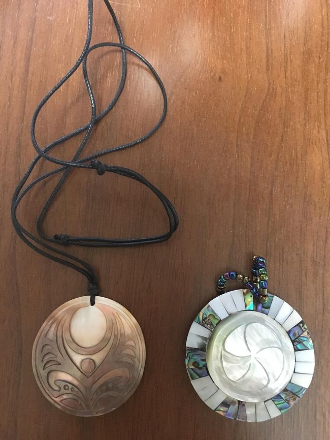 こちらもLOTUSで<br /><br />貝殻でできたネックレス<br />母にお土産