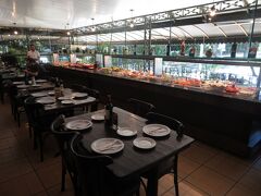 Chrrascaria Do Gauchoで昼食。ここはシュハスコ（シュラスコ）食べ放題のレストラン。数多くの料理が並び色々食べたくなるが、肉でお腹を満たしたいため、炭水化物系はできるだけ避ける。