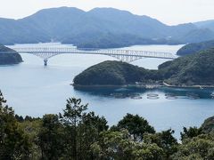 山道を辿って着いた龍観山展望所からは、西海国立公園の風景を一望し、若松大橋の全景を見渡すことが出来ます。