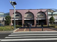 JR佐世保駅にやってきました。こちらは「みなと口」になります。駅を出て、横断歩道を渡ると、すぐに港へ行けます。