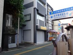 　2日目 6:10、今日は「坂本龍馬誕生地」からスタ－トです。
ここはホテルから450m離れた場所で、国道33号線沿いにあります。ただここには、故吉田茂元首相の書いた石碑と、その向かいには家紋とピストルの絵が入った2つのベンチと、龍馬の写真が入っているモニュメントがあるだけでした。
　皆さん少しがっかりするかもしれませんね。