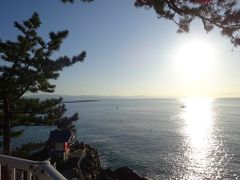 　龍王岬展望台から海津見神社(龍王宮)を下に見て朝日を拝みました。
海津見神社は、海上安全、商売繁盛、良縁にご利益があるようですが、爺になると縁より円の方がいいかな。
　ここに立つと、坂本龍馬の「桂浜に来にゃあいかん」という声が聞こえます。
