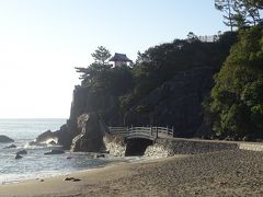 　散策するときは、波打ち際の石に注目。桂浜名物の五色の石が打ち上げられていますよ。
　目の前には海津見神社もはっきり見えてきて、その右上の龍王岬展望台もわかるようになってきました。