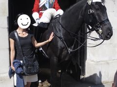 なんとも綺麗な馬さんに、もっと大接近してスキンシップしたいところですが、ちょっとだけタッチで我慢…


この門の中で、1時間おきに騎馬兵交替式が行われているので、それがお目当て。

騎兵達も格好良いし、指揮に合わせ統率がとれた賢い馬さん達の動きに惚れ惚れ…

人だかりで動画も上手く撮れずに、何故か交替式の写真が一枚もない(涙)
