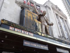 大英博物館を後にし、劇場や古本屋が多く立ち並ぶ
チャリングクロスロードをブラブラ…
気になっていたホースガーズでの騎馬兵交替式を見に行きます。

写真のドミニオンシアターではクイーンの舞台。

本場ロンドンのミュージカルは見たい気持ちもありますが、なんせ1￡=170円でイギリスでは極力節約です。