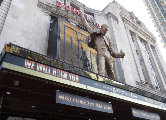 大英博物館を後にし、劇場や古本屋が多く立ち並ぶ<br />チャリングクロスロードをブラブラ…<br />気になっていたホースガーズでの騎馬兵交替式を見に行きます。<br /><br />写真のドミニオンシアターではクイーンの舞台。<br /><br />本場ロンドンのミュージカルは見たい気持ちもありますが、なんせ1￡=170円でイギリスでは極力節約です。