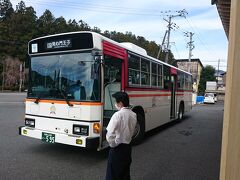 12:00 発心門王子行バスに乗車します。乗車時間は15分です。
大社の鳥居前のお店で荷物など預かってくれる様ですが、10分で預けて戻ってくるのは難しいなと思い、事前にホテルに荷物は送っておきました。次のバスは1時間後なので昼食も取りつつというのも考えましたが明るいうちに帰ってきたかったので。