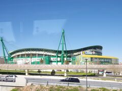 リスボンのポルテラ国際空港から市内に入って来ました。
リスボンのサッカーチーム、
スポルティング・リスボンの本拠地「Estadio Jose Alvalade」です。
リスボンには、他に「SLベンフィカ」というチームもあります。
