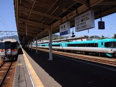 列車は、新宮駅に到着。
この駅で、しばらく停車する。
その時間を利用して、ホームに出てみた。
二日前に降り立った時は大雨だったので、初めて見るような感覚だった。