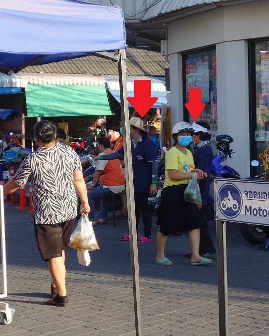 20日　17：17<br />ソイブァカーオ通り市場に行った。<br />ここでも市場周りにロープを張ってガードして赤印の方が体温を計りそして手の消毒をいたします。