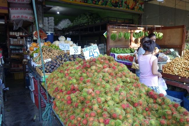 ランプータン（ンゴ）　マンゴスチン（マングッ）　時期になりましたね。<br />今年は中国人が少なく中国に果物輸出が難しいだろうから安くなるぞードリアンも値を下げるだろう5月中頃にはランプータンはK20B　マンゴスチンはK30B　ドリアンは120Bかな