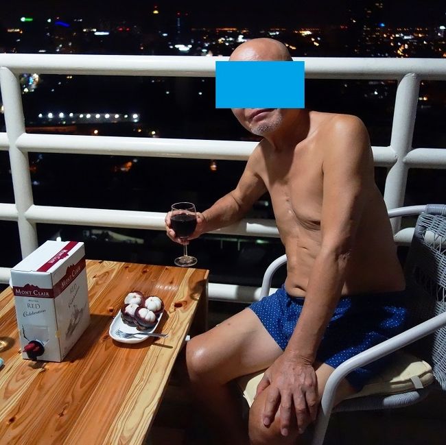 19：50<br />夕食（晩酌）を終えてマンゴースチンを摘みに赤ワイン．．．前日飲み過ぎたので今夜は控えめに飲んだ。<br />糖質を控えて4Kgほど痩せたが、もう少しかな．．．お見苦しい身体を見せてすまぬ．．．（乳が垂れてる）．．．ほっといてくれ！筋肉じゃ