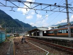 電車は、中部天竜駅で少しの間停車をします。
この駅はもう静岡県浜松市です。
長野県長かった…。
同時に、浜松市の広さも実感しています。